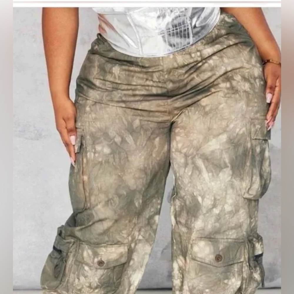 PrettyLittleThing Plus Size Camo Pocket Detail Cargo Trouser Khaki US 16 18 - Picture 3 of 5